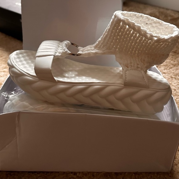 White sandals, with crochet around the ankles - Picture 2 of 2